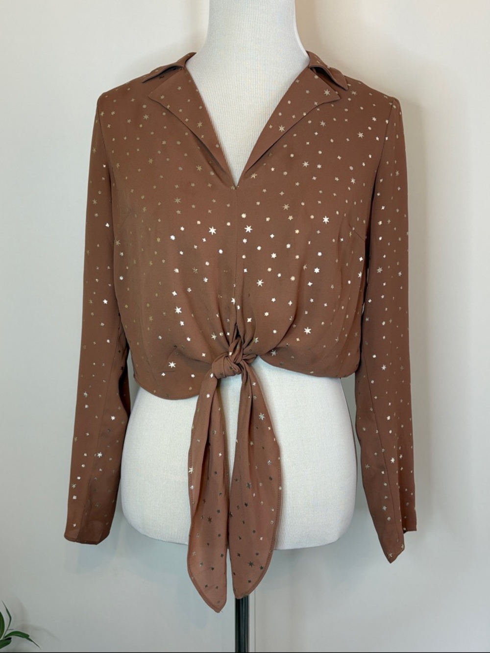 BCBGeneration Brown Tie-Front Silver Star Print V-Neck Collared Blouse | XS